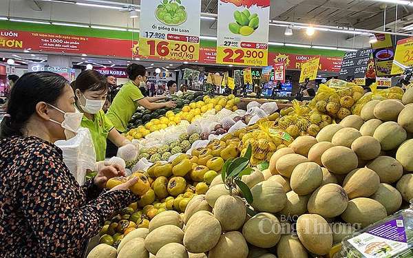 Người tiêu dùng Thủ đô mua sắm hàng hóa tại siêu thị GO! Thăng Long (Hà Nội)