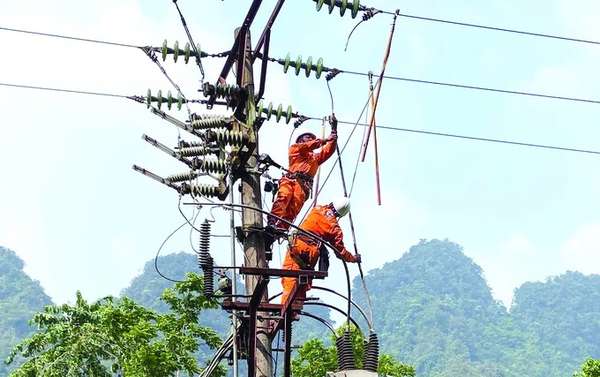 Công nhân Tập đoàn Điện lực Việt Nam (EVN) kiểm tra đường dây, hệ thống truyền tải điện trên địa bàn Hà Nội và một số địa phương miền Bắc. Ảnh: VĂN PHÚC