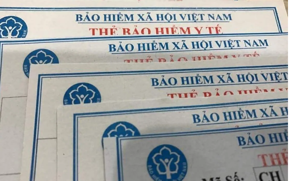 Khi đi khám chữa bệnh, người dân cần xuất trình thẻ bảo hiểm y tế hoặc mã số bảo hiểm y tế