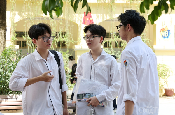 Tổ chức kỳ thi tốt nghiệp trung học phổ thông theo hướng giảm áp lực, giảm chi phí, ít tốn kém cho thí sinh, gia đình và xã hội.