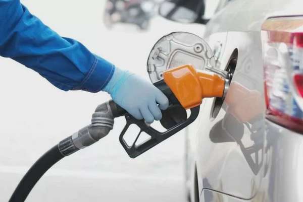 Đề xuất cắt giảm nhiều thủ tục hành chính trong lĩnh vực kinh doanh xăng dầu (Ảnh: TTXVN)