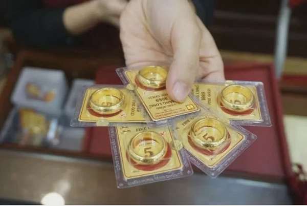 Do không nằm trong chương trình bình ổn giá, giá vàng nhẫn đã có những biến động mạnh