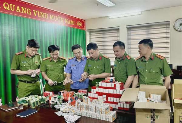 Số lượng lớn tang vật bị thu giữ.