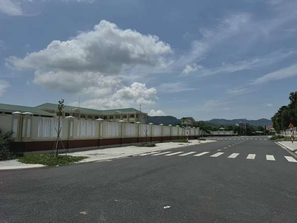 Bà Rịa - Vũng Tàu đường vào trường tiểu học Phước Hưng 4, xã Phước Hưng, huyện Long Điền. Ảnh: Ngân Nga
