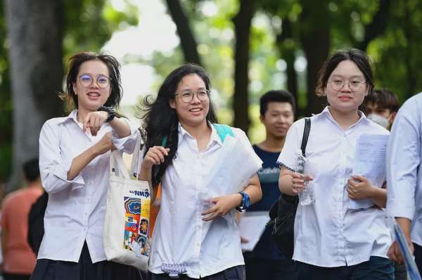Tra cứu kết quả trúng tuyển, xác nhận nhập học là những bước quan trọng thí sinh cần lưu ý sau khi biết điểm chuẩn xét tuyển đại học năm 2024. Ảnh: Nam Trần