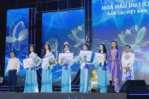 Tân Hoa hậu Du lịch Bản sắc Việt Nam được trao vương miện “Đoá hoa tinh khiết” trị giá 2 tỷ đồng, lấy cảm hứng từ hoa sen. (Ảnh: BTC cung cấp)