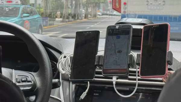 'Dở khóc dở cười' cách tài xế xe taxi Trung Quốc... giành khách