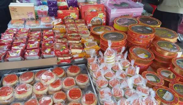 Cục Quản lý thị trường Cần Thơ tăng cường kiểm tra các mặt hàng phục vụ Tết Trung thu. Ảnh MH