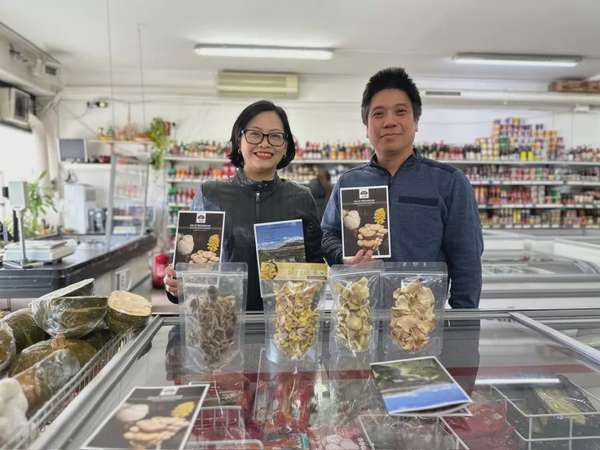 Bà Đinh Thị Hoàng Yến giới thiệu nấm khô Việt Nam vào siêu thị Áo (Ảnh: Thương vụ cung cấp)