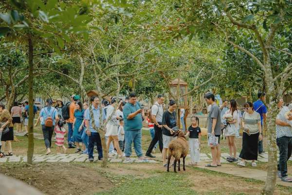 Du khách tham quan trải nghiệm tại Cantho Eco Resort.