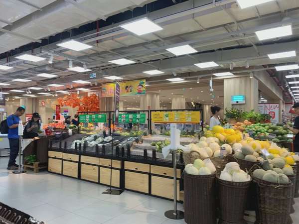 Rau xanh, thịt cá tại siêu thị Lotte Tây Hồ 'cháy hàng' trước khi siêu bão Yagi đổ bộ