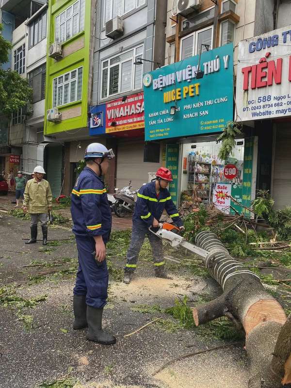 Hà Nội bắt đầu dọn dẹp đường phố, khắc phục hậu quả sau bão Yagi