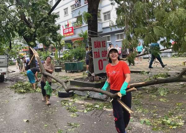 Người dân Hà Nội hỗ trợ lực lượng chức năng khắc phục hậu quả sau bão Yagi