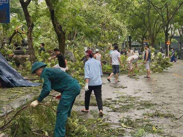 Người dân Hà Nội hỗ trợ lực lượng chức năng khắc phục hậu quả sau bão Yagi