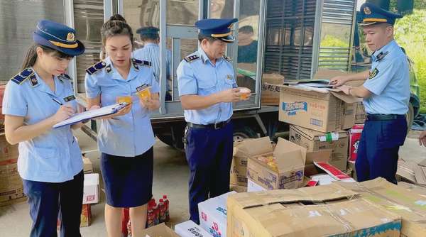 Lạng Sơn: Xử phạt chủ phương tiện vận chuyển hơn 5.000 sản phẩm hàng hóa nhập lậu