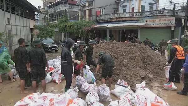 Hàng trăm người dân, bộ đội đào đất đắp đê chống tràn trên sông Tích Hàng trăm người dân, bộ đội đào đất đắp đê chống tràn trên sông Tích