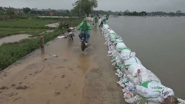Hàng trăm người dân, bộ đội đào đất đắp đê chống tràn trên sông Tích Hàng trăm người dân, bộ đội đào đất đắp đê chống tràn trên sông Tích
