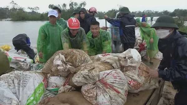 Hàng trăm người dân, bộ đội đào đất đắp đê chống tràn trên sông Tích Hàng trăm người dân, bộ đội đào đất đắp đê chống tràn trên sông Tích