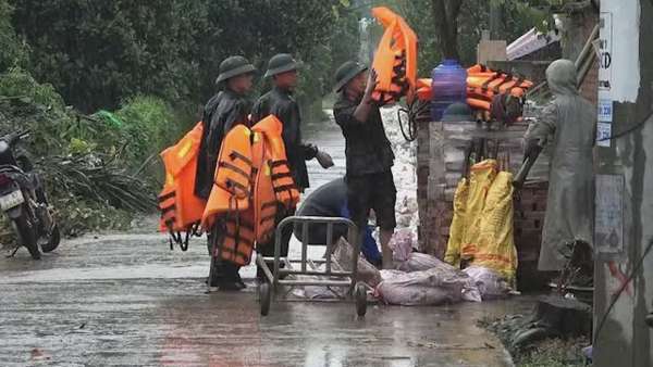 Hàng trăm người dân, bộ đội đào đất đắp đê chống tràn trên sông Tích Hàng trăm người dân, bộ đội đào đất đắp đê chống tràn trên sông Tích