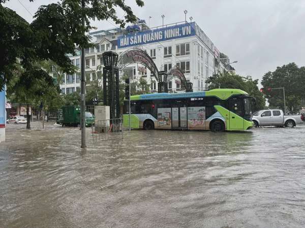 Hà Nội tiếp tục mưa lớn, nhiều tuyến phố và khu đô thị chìm trong biển nước