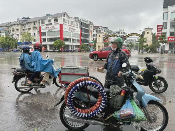 Hà Nội tiếp tục mưa lớn, nhiều tuyến phố và khu đô thị chìm trong biển nước