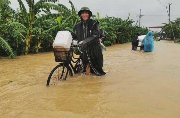 Chạy lũ ở Hà Nội: ‘Nước lên quá nhanh, tôi kẹt giữa sông Hồng khóc cùng đàn lợn’