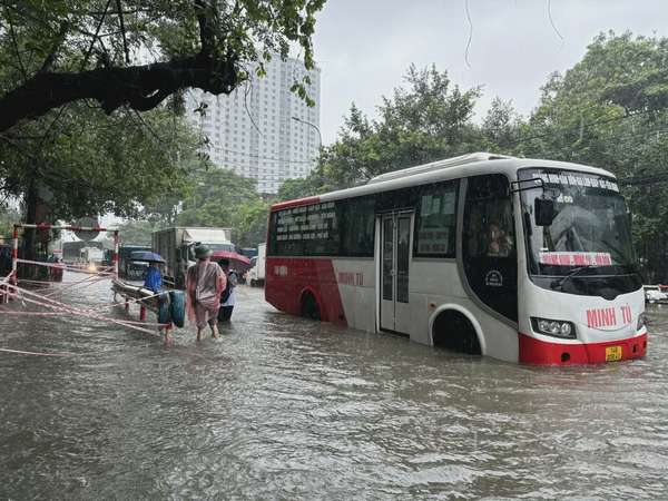 Hà Nội tiếp tục mưa lớn, nhiều tuyến phố và khu đô thị chìm trong biển nước