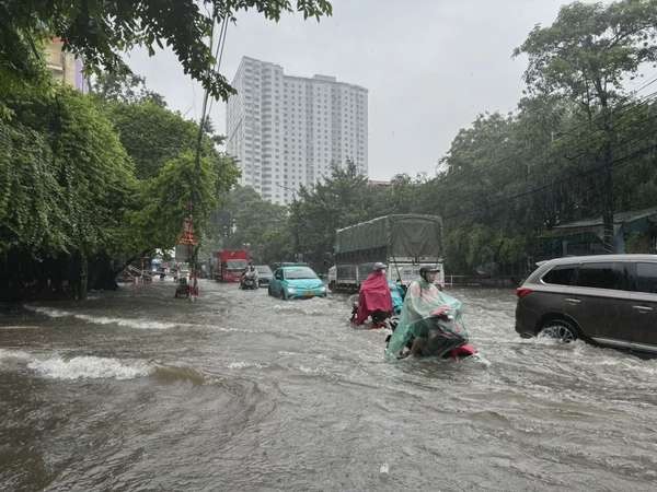 Hà Nội tiếp tục mưa lớn, nhiều tuyến phố và khu đô thị chìm trong biển nước