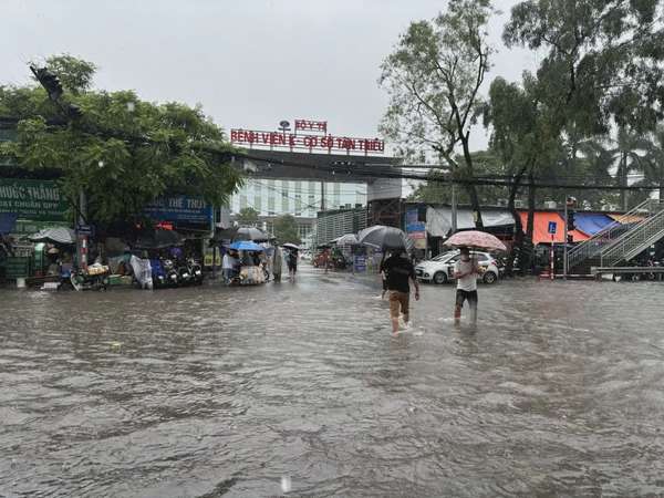 Hà Nội tiếp tục mưa lớn, nhiều tuyến phố và khu đô thị chìm trong biển nước