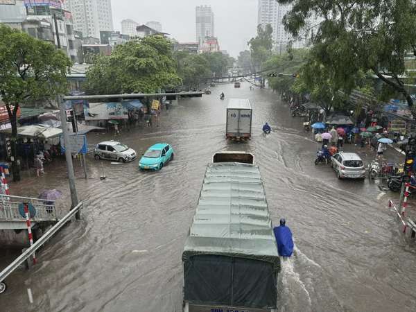 Hà Nội tiếp tục mưa lớn, nhiều tuyến phố và khu đô thị chìm trong biển nước