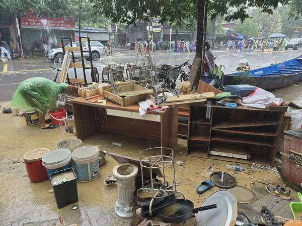 Người dân Thái Nguyên hối hả dọn dẹp nhà cửa sau trận lũ lịch sử Người dân Thái Nguyên hối hả dọn dẹp nhà cửa sau trận lũ lịch sử