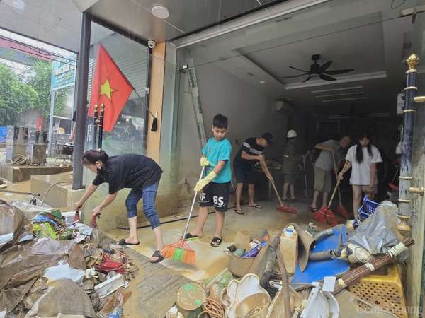 Người dân Thái Nguyên hối hả dọn dẹp nhà cửa sau trận lũ lịch sử Người dân Thái Nguyên hối hả dọn dẹp nhà cửa sau trận lũ lịch sử