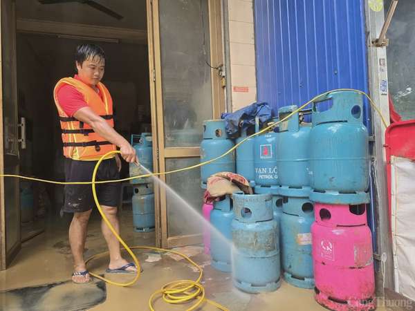 Người dân Thái Nguyên hối hả dọn dẹp nhà cửa sau trận lũ lịch sử Người dân Thái Nguyên hối hả dọn dẹp nhà cửa sau trận lũ lịch sử