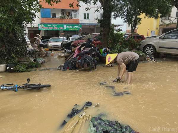 Người dân Thái Nguyên hối hả dọn dẹp nhà cửa sau trận lũ lịch sử Người dân Thái Nguyên hối hả dọn dẹp nhà cửa sau trận lũ lịch sử