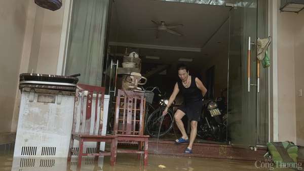Người dân Thái Nguyên hối hả dọn dẹp nhà cửa sau trận lũ lịch sử Người dân Thái Nguyên hối hả dọn dẹp nhà cửa sau trận lũ lịch sử