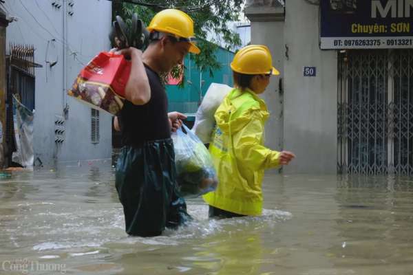 Hà Nội: Người dân phố Tân Ấp tất bật sơ tán trước dòng nước lũ