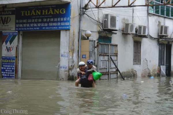 Hà Nội: Người dân phố Tân Ấp tất bật sơ tán trước dòng nước lũ