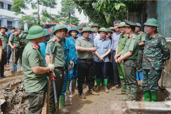 Thủ tướng Phạm Minh Chính thị sát khu vực bị ngập tại phường Hồng Hà, TP. Yên Bái. (Ảnh: VGP/Nhật Bắc)