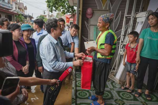 Chủ tịch Quốc hội Trần Thanh Mẫn và Đoàn công tác đã đi kiểm tra thực địa và động viên bà con nhân dân xã Nga My - một trong những nơi là “rốn lũ” của huyện Phú Bình, tỉnh Thái Nguyên