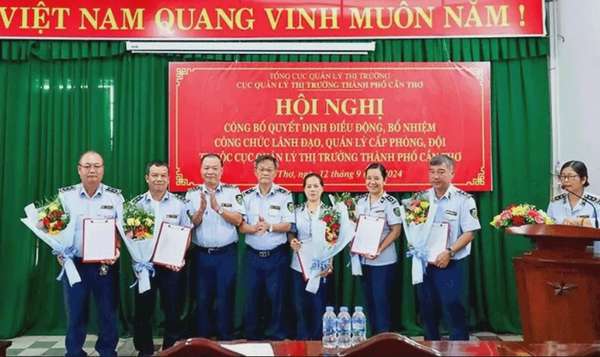 lãnh đạo Cục Quản lý thị trường TP. Cần Thơ trao các quyết định bổ nhiệm, điều động. Ảnh CTO