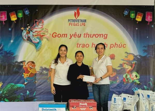 Niềm vui Tết Trung thu của những em nhỏ 'đặc biệt' tại mái ấm Thánh Tâm cùng PV GAS LPG