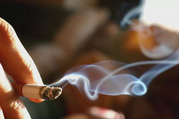 Khói thuốc lá: Nguy hiểm rình rập sau khi tàn thuốc