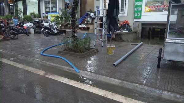 Dân biệt thự trăm tỷ ở Hà Nội hối hả dọn nhà sau ngập lụt Dân biệt thự trăm tỷ ở Hà Nội hối hả dọn nhà sau ngập lụt