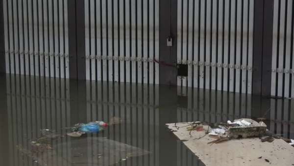 Dân biệt thự trăm tỷ ở Hà Nội hối hả dọn nhà sau ngập lụt Dân biệt thự trăm tỷ ở Hà Nội hối hả dọn nhà sau ngập lụt