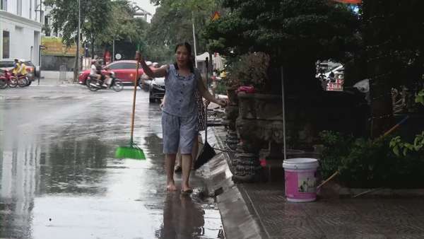 Dân biệt thự trăm tỷ ở Hà Nội hối hả dọn nhà sau ngập lụt Dân biệt thự trăm tỷ ở Hà Nội hối hả dọn nhà sau ngập lụt