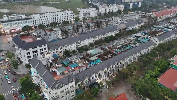 Dân biệt thự trăm tỷ ở Hà Nội hối hả dọn nhà sau ngập lụt Dân biệt thự trăm tỷ ở Hà Nội hối hả dọn nhà sau ngập lụt