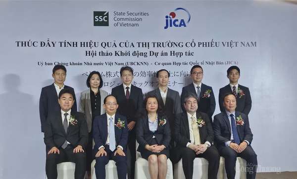 Các đại biểu chụp ảnh lưu niệm tại Hội thảo