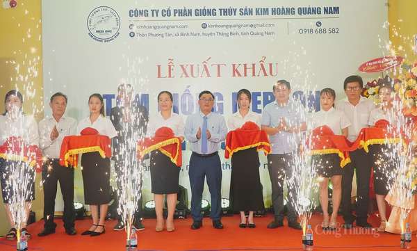 Công ty cổ phần Giống thủy sản Kim Hoàng Quảng Nam làm lễ xuất khẩu 2,5 triệu con tôm giống Mebi One sang thị trường Đài Loan. (Ảnh: Phan Hậu)