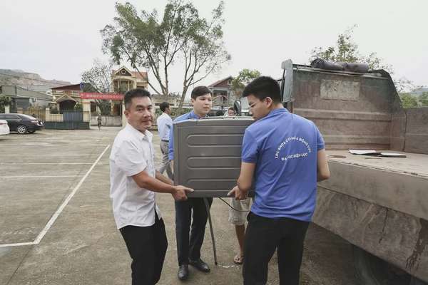 Các trường thuộc Bộ Công Thương sửa chữa thiết bị, máy móc giúp người dân vùng lũ lụt