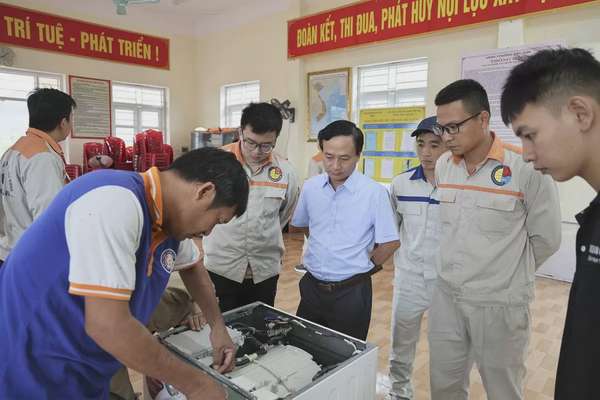 Các trường thuộc Bộ Công Thương sửa chữa thiết bị, máy móc giúp người dân vùng lũ lụt
